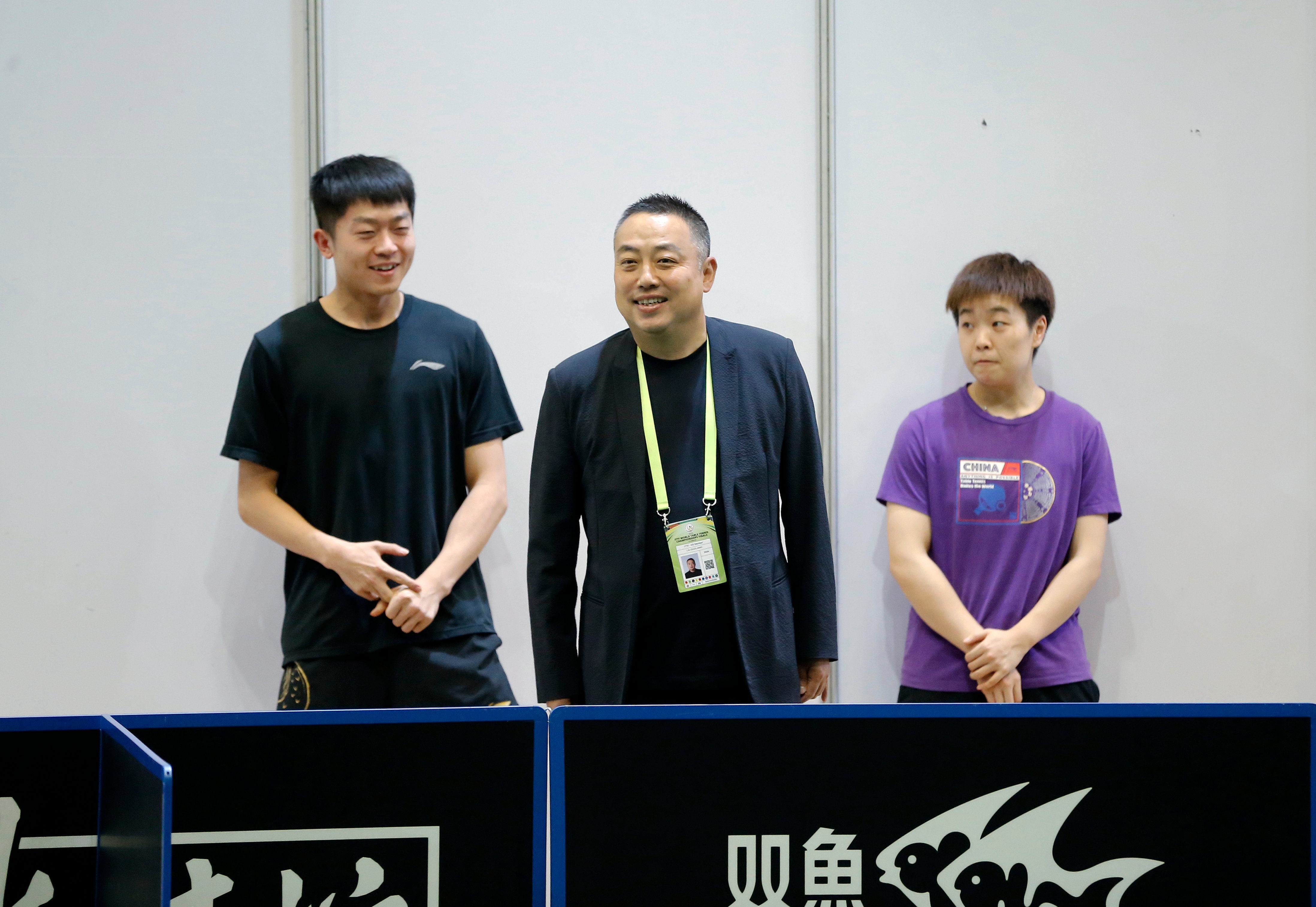 5月22日,刘国梁(中)观看球员训练。新华社记者 王东震 摄