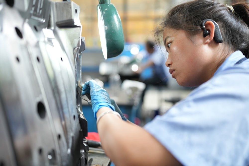 在台州市黄岩区国家级专精特新“小巨人”企业浙江赛豪实业有限公司，工作人员对模具进行镜面抛光。