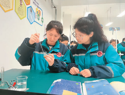 豫哈实验学校的学生在上化学课。本报记者 孙 懿摄