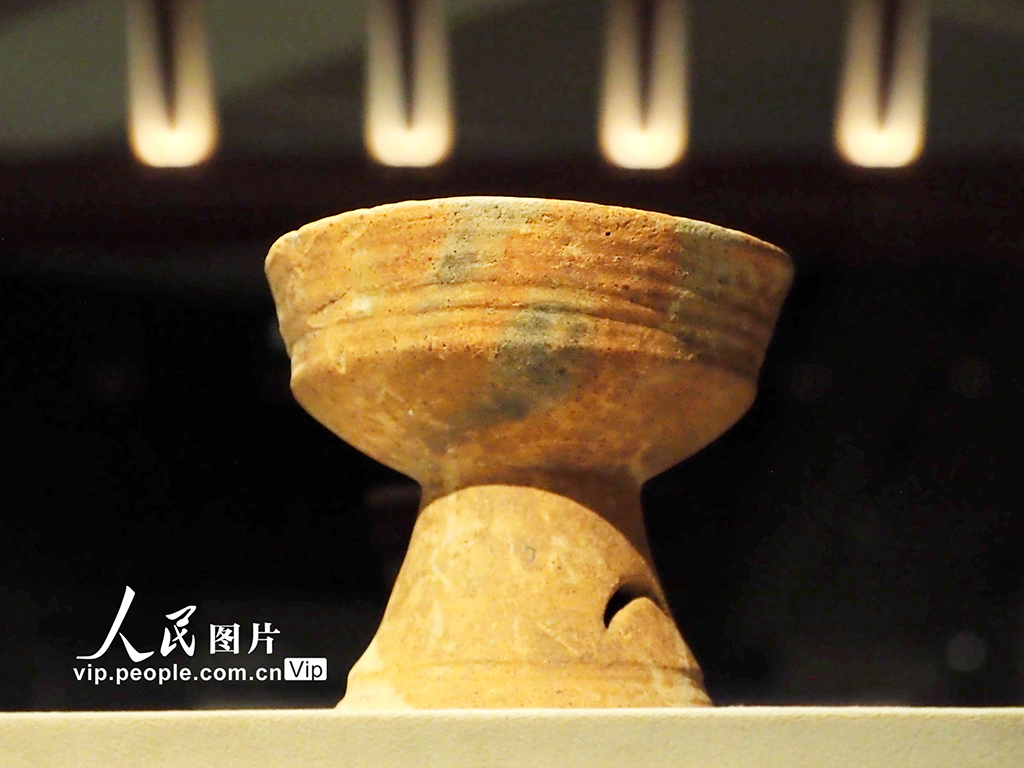 2023年11月8日,北京,中国国家博物馆“远古江南·海陆山河——河姆渡文化发现50周年考古成果特展”对公众开放。 展览分为“古渡新声”“潮起东南”“探海溯源”三个部分,展出河姆渡遗址、田螺山遗址、塔山遗址、井头山遗址等出土的陶器、石器、骨器、贝器、木器、编织物等文物324件(套)。杜建坡摄(人民图片网)