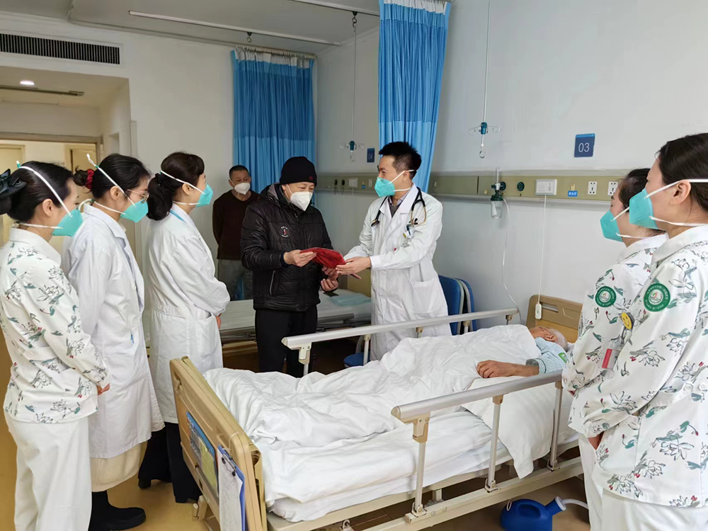 陆军军医大学西南医院老年科医护人员为患者送上新春祝福。陆军军医大学西南医院 供图