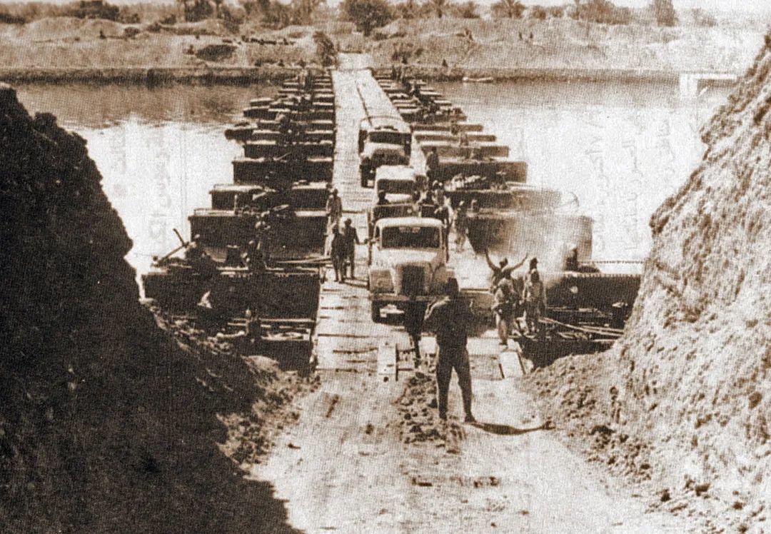 ◆“赎罪日战争”中，埃及军队越过苏伊士运河。