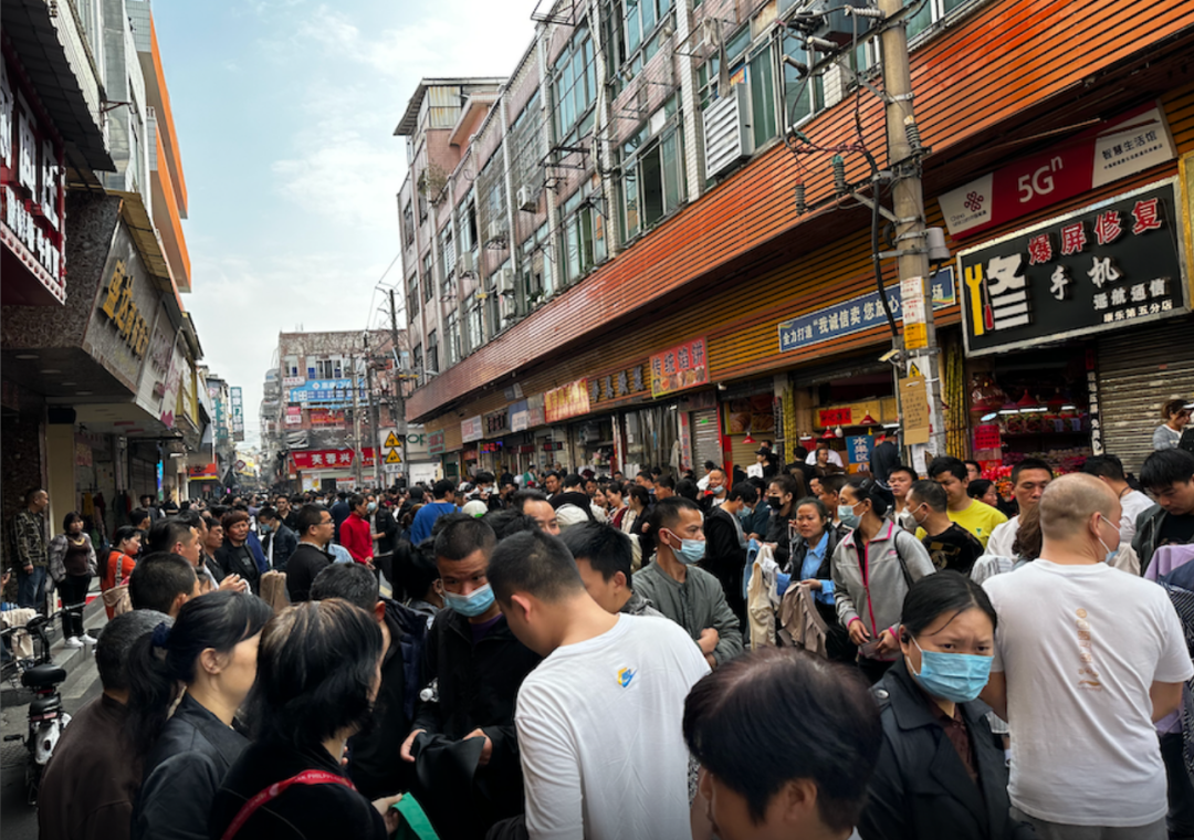 上午10点,招工和应聘的人群把马路围得水泄不通。图/时代财经王莹岭摄