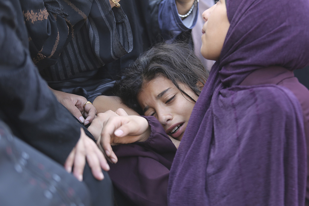 当地时间2023年10月10日，加沙地带汗尤尼斯，一名巴勒斯坦女孩在阿米尔·甘南的葬礼上哭泣，他在以色列对建筑物的空袭中丧生。