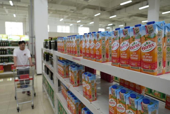 消费者在河南省郑州市中欧班列进出口商品博览中心选购进口商品(9月17日摄)。新华社记者 李嘉南 摄