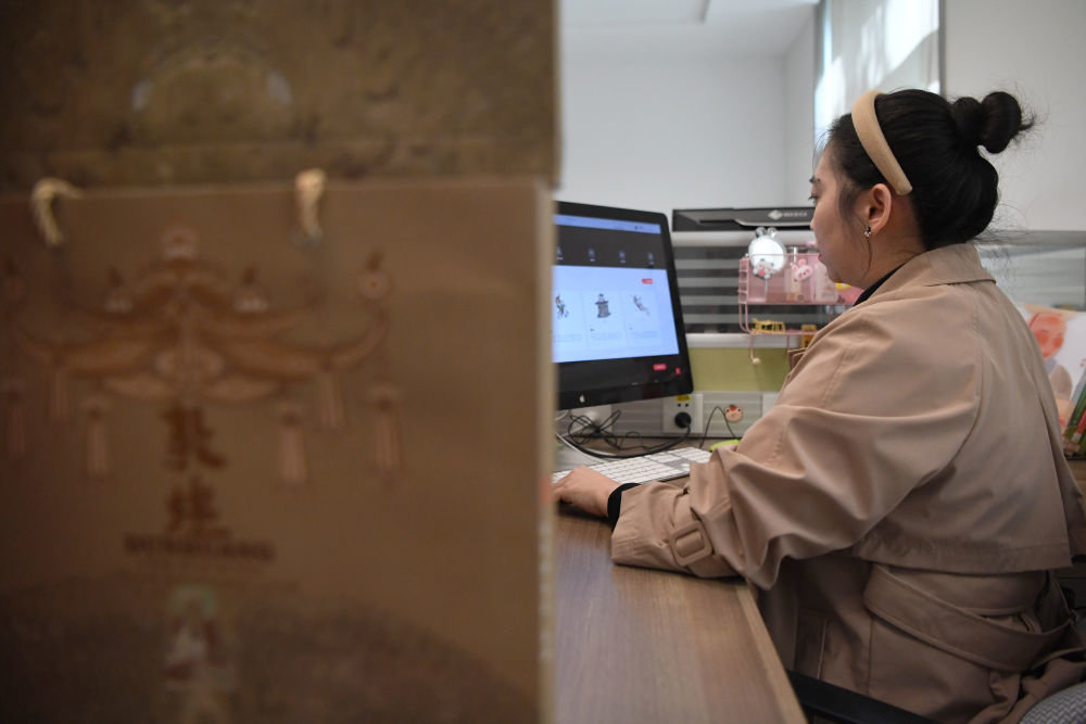 敦煌研究院文物数字化保护团队的韩雪在查阅“数字敦煌”资源库（4月25日摄）。