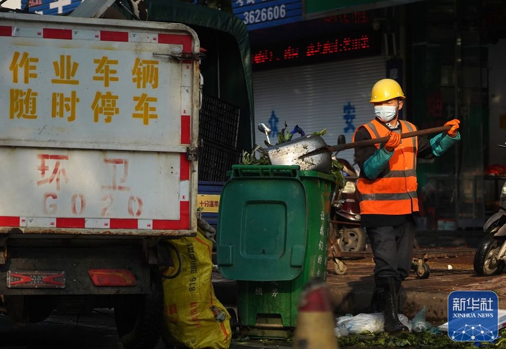 1月21日,在江西省抚州市广昌县竹亭路,环卫工人谢金清在清理垃圾。新华社记者 万象 摄