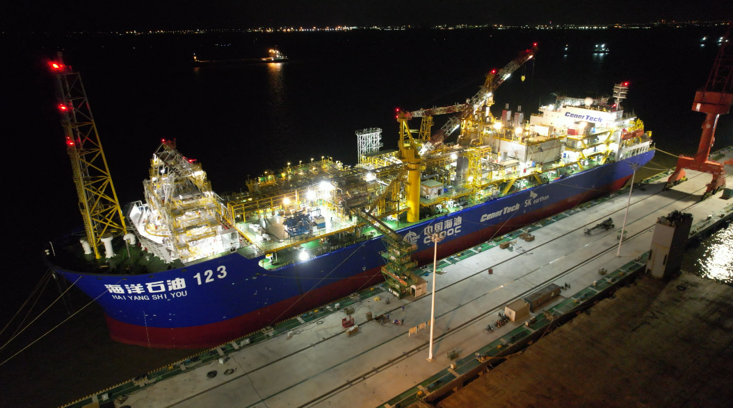 夜景下的"海洋石油123"fpso