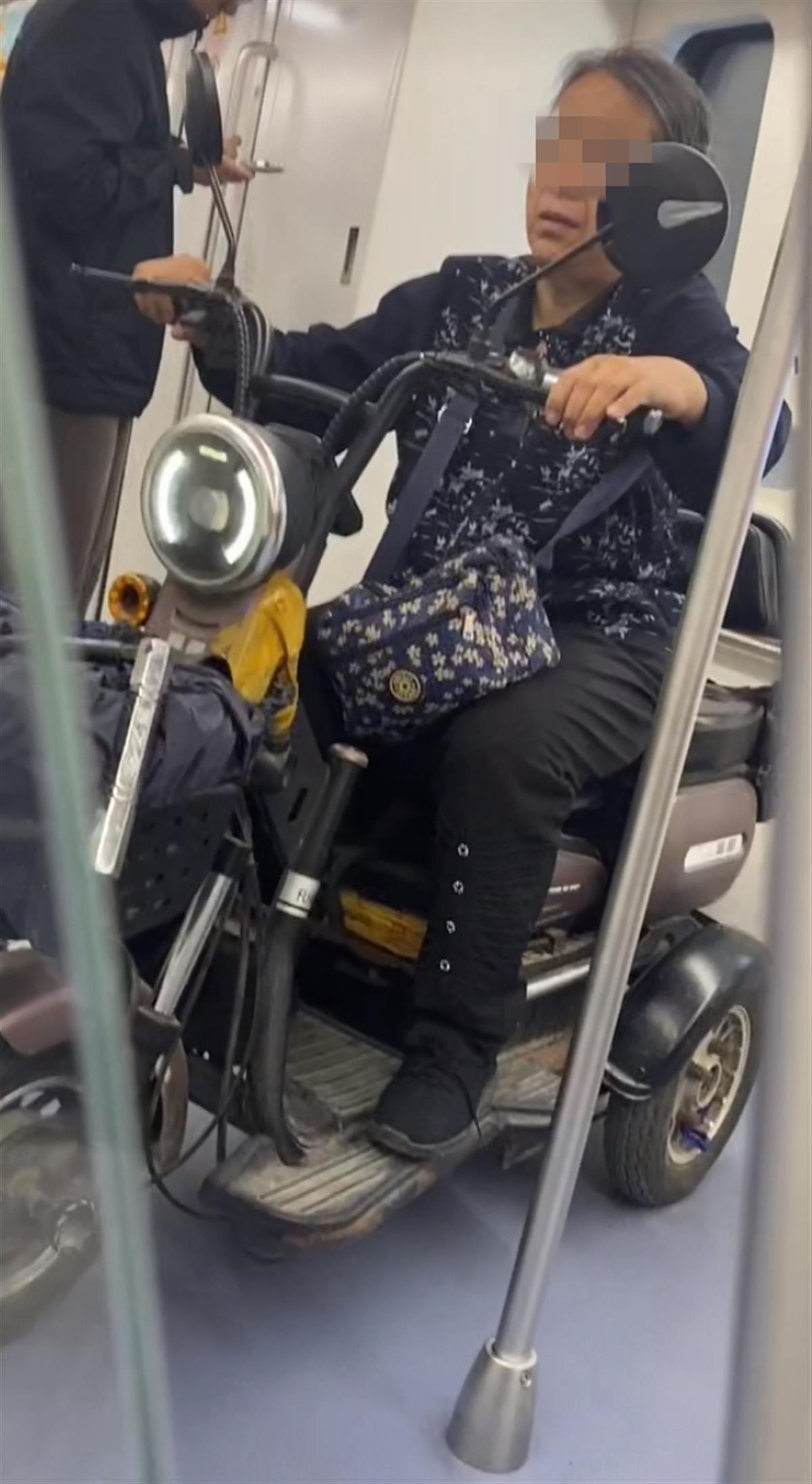 【#网友反映老太太骑电动三轮车进了地铁车厢#，沈阳地铁：将调查】9月