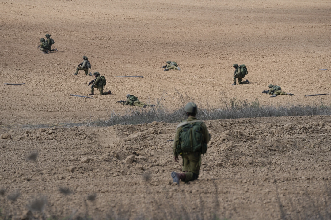 ◆2023年10月10日，以色列士兵在卡法阿扎基布兹附近驻扎。