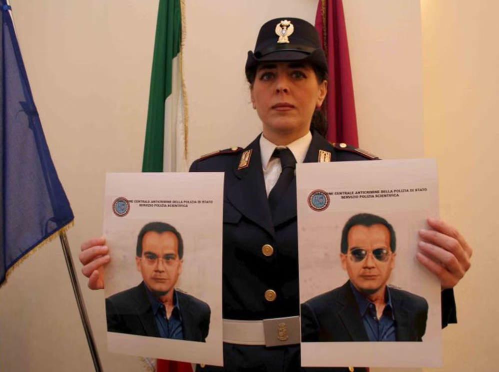 ·警察展示用电脑技术合成的德纳罗老年照。