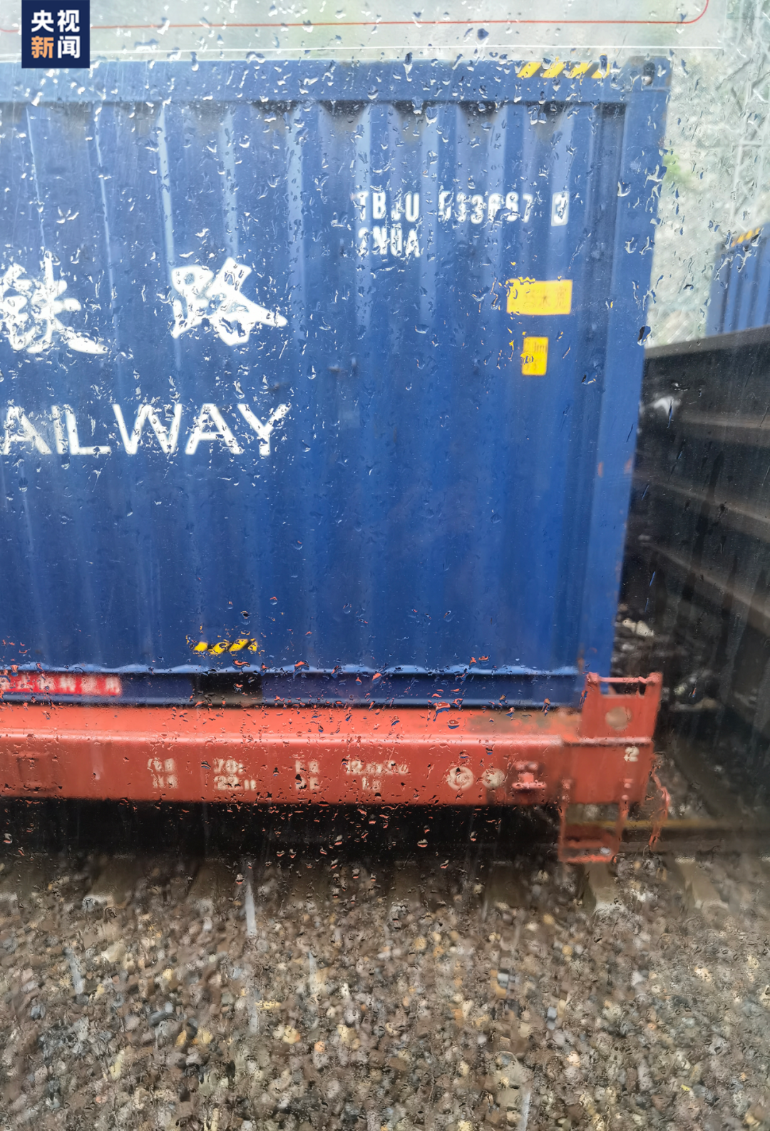 △停靠在K1178东北侧的货车