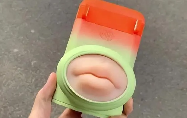 “异地恋接吻神器”图片来源于网络