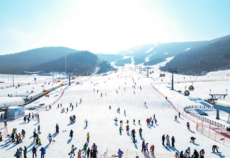 △2023年1月30日，游客在吉林市万科松花湖度假区滑雪（无人机照片）。