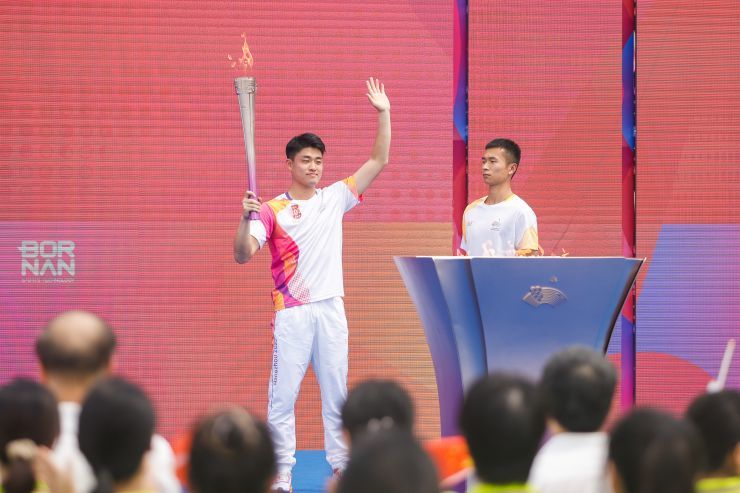 最后一棒火炬手是生于1999年的杭州籍网球运动员吴易昺