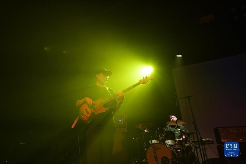 11月25日，万能青年旅店乐队在美国纽约举行的“有朋自东方来”音乐节上表演。新华社记者 李睿 摄