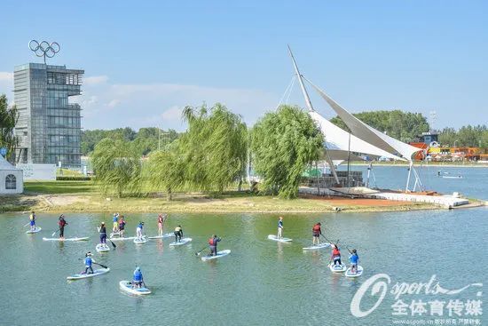 孩子们在北京奥林匹克水上公园练习桨板