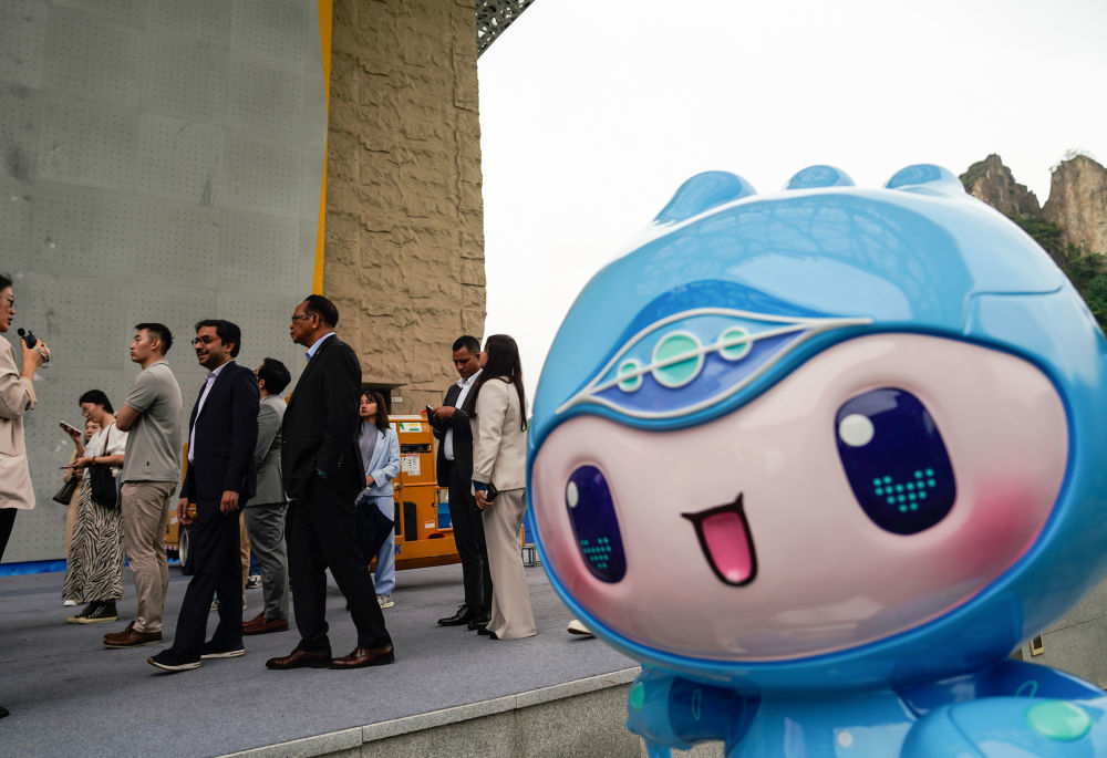 8月29日,驻华使节在绍兴柯桥羊山攀岩中心参观。新华社记者 韩传号 摄