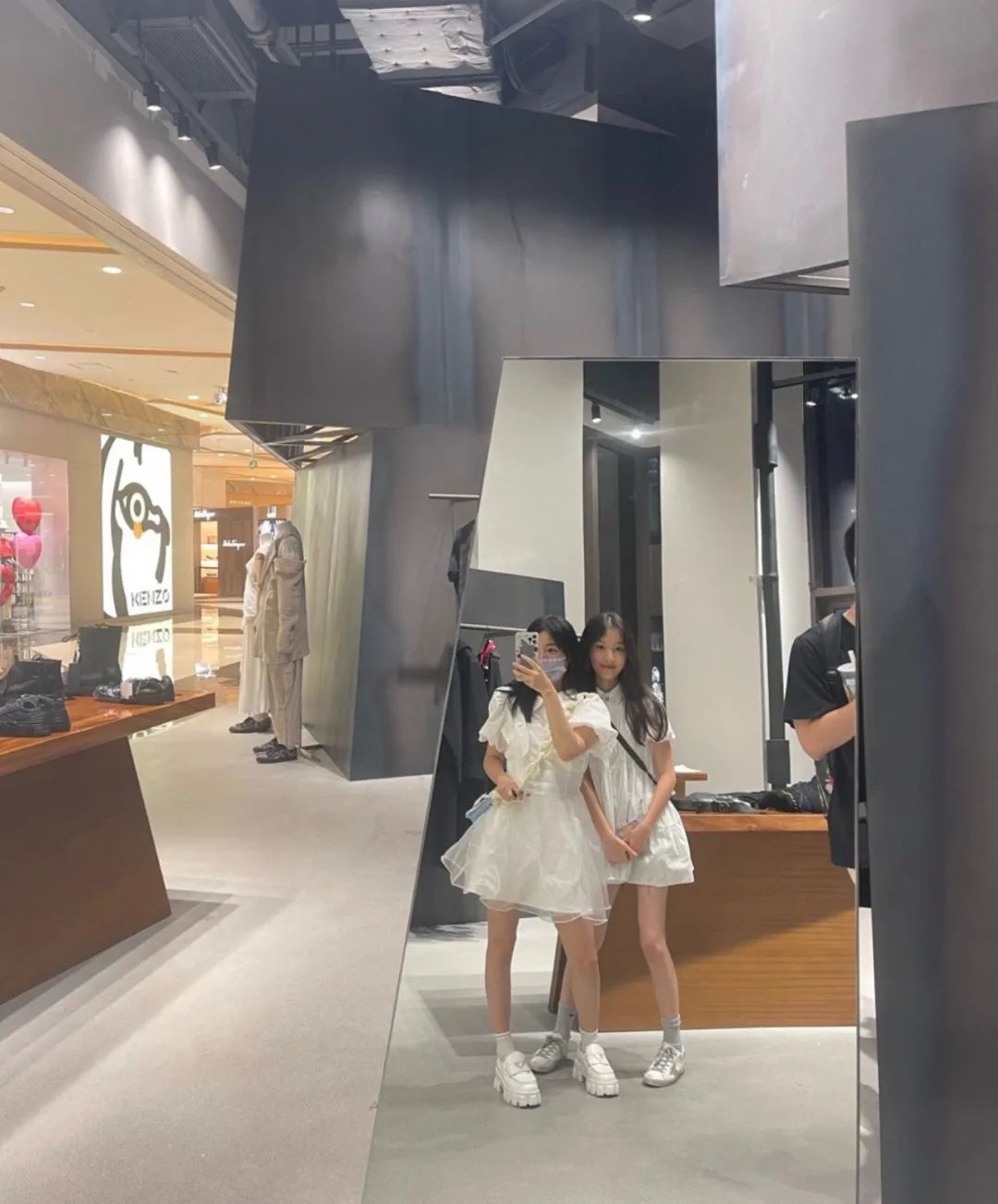 还记得《庆余年》里的小叶轻眉吗？18岁的她长这样…