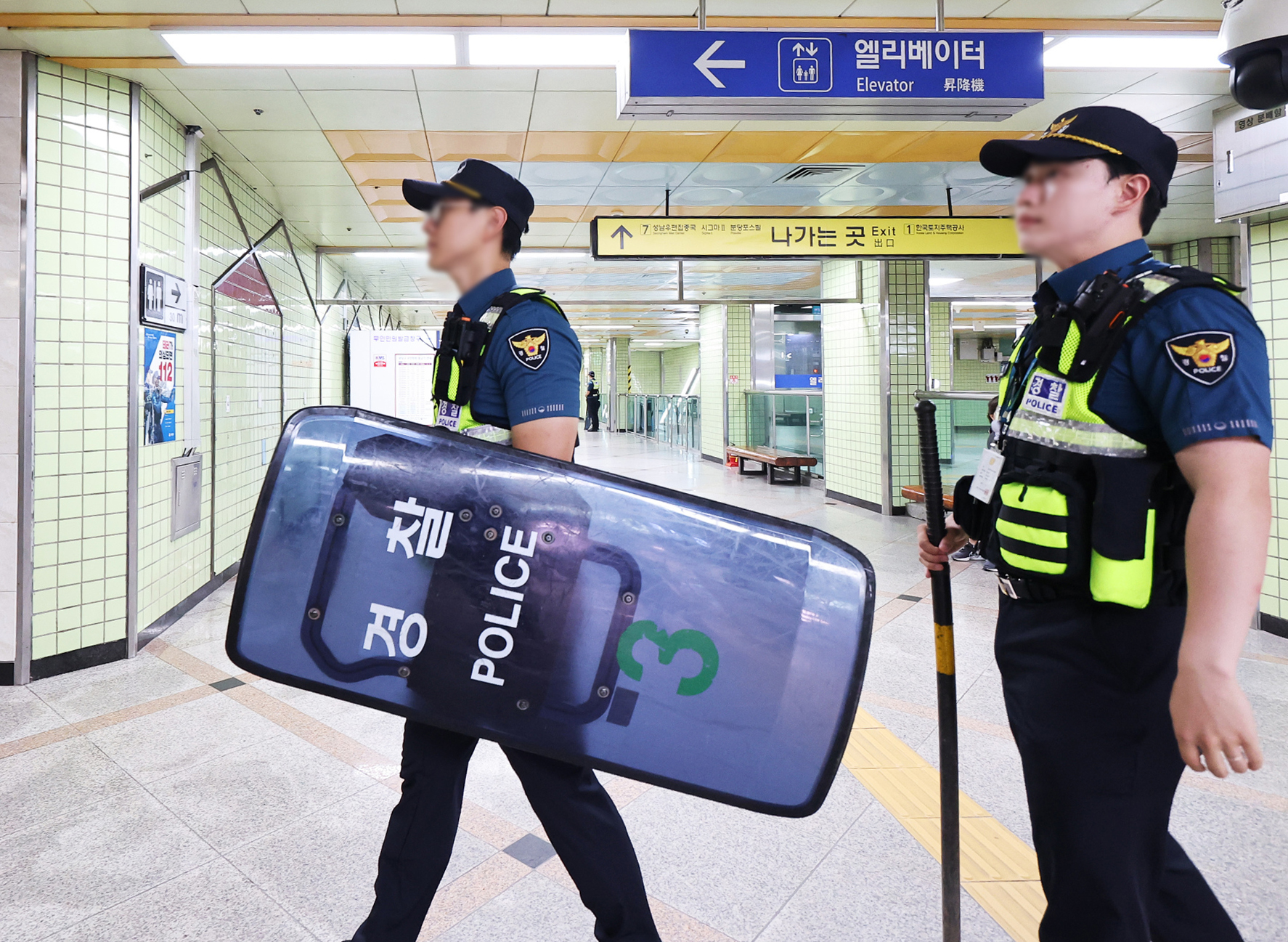 当地时间2023年8月4日，韩国城南市，警察在西岘地铁站加强巡逻。