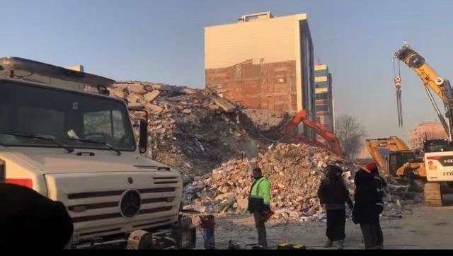 伊萨斯酒店搜救现场。图/九派新闻特派记者 王卓