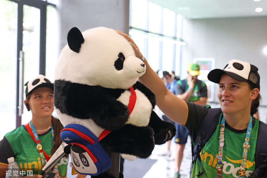 各国选手对大熊猫爱不释手。