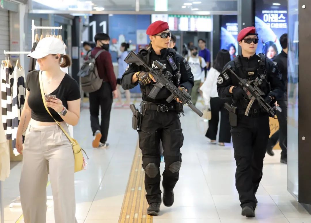◆近一周，每天都有全副武装的韩国特警在人群密集的地区进行巡逻。