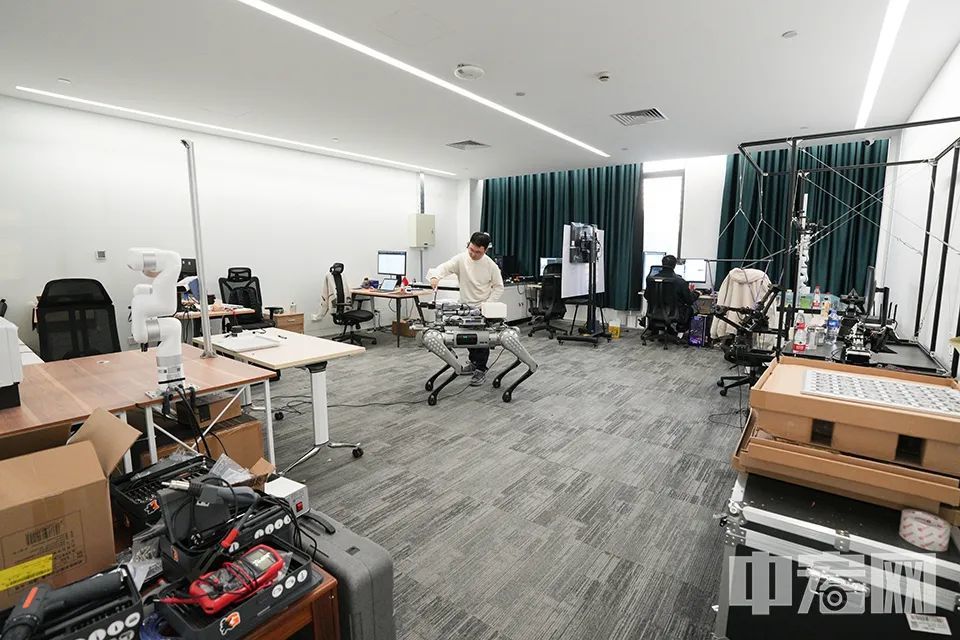 “通过仿真到真实的迁移，机械狗、机械臂所习得的能力可以直接泛化到真实场景，使得这些智能设备具有在未来广泛应用于各种家庭和商业场景的潜力。目前，我们的相关研究成果已在该领域国际顶级会议上发表。”该研发室负责人说。中宏网记者 富宇 摄