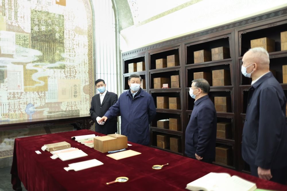 习近平在中国国家版本馆考察时，在兰台洞库了解馆藏精品版本保存情况。