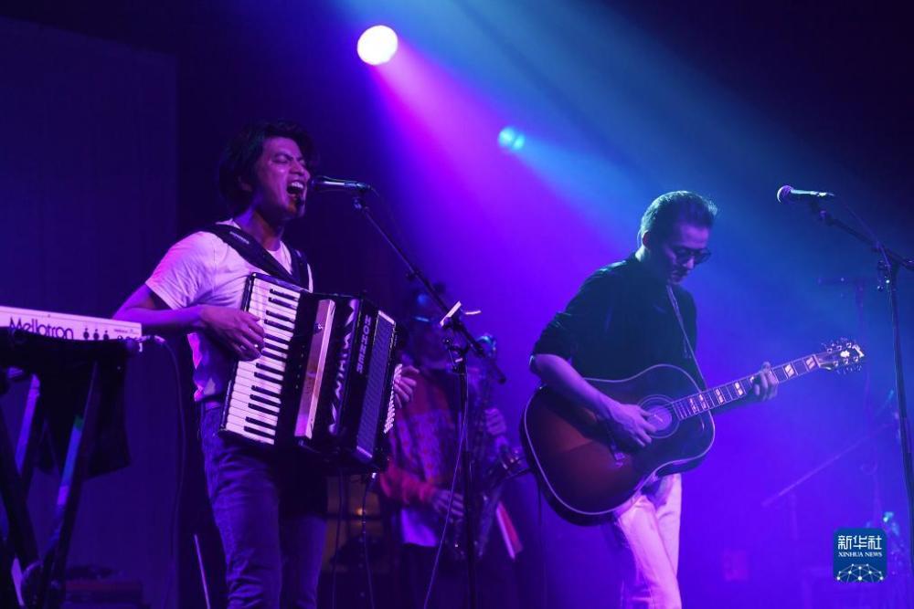 11月25日，五条人乐队在美国纽约举行的“有朋自东方来”音乐节上表演。新华社记者 李睿 摄