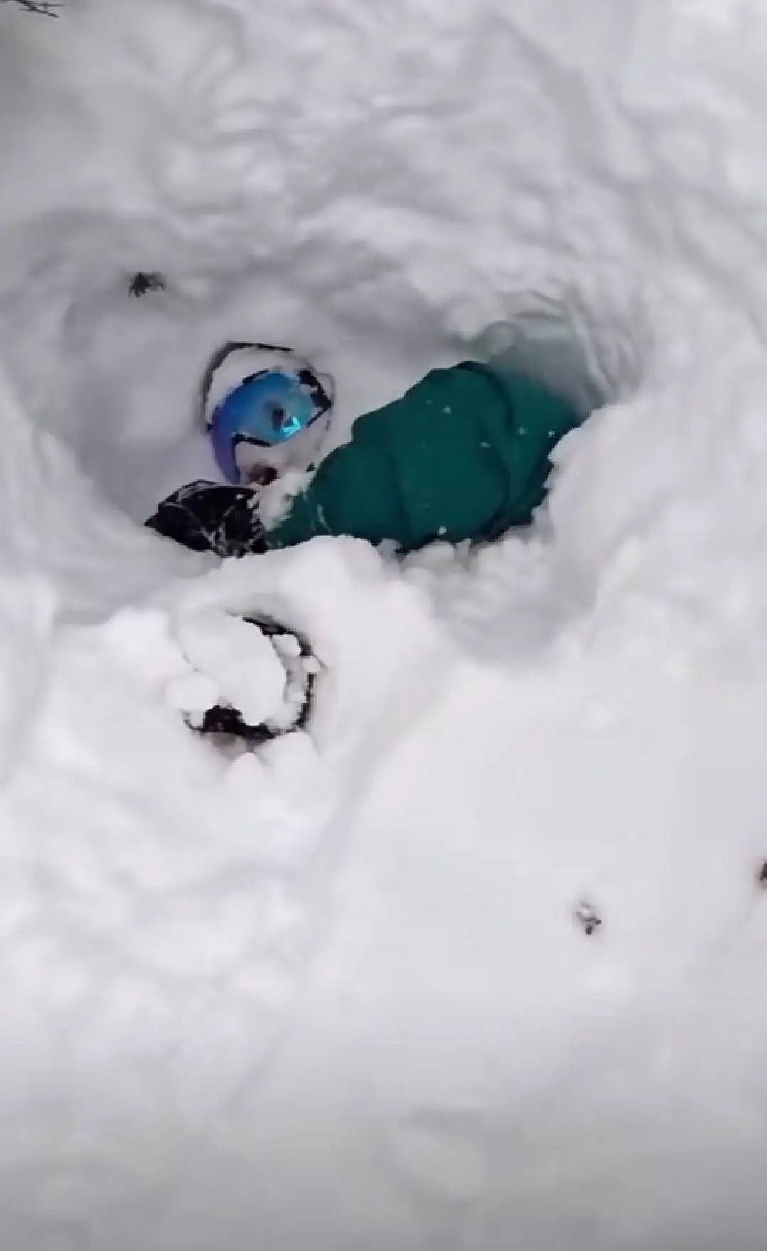 雪被挖开前，整个人倒埋在雪里|图源：小红书@卡卡罗特视频截图