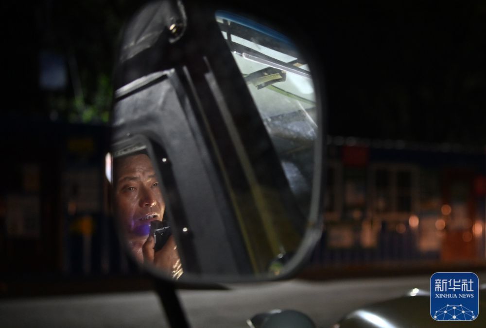 郝庆水在车内用对讲机安排抗洪工作（8月3日摄）。