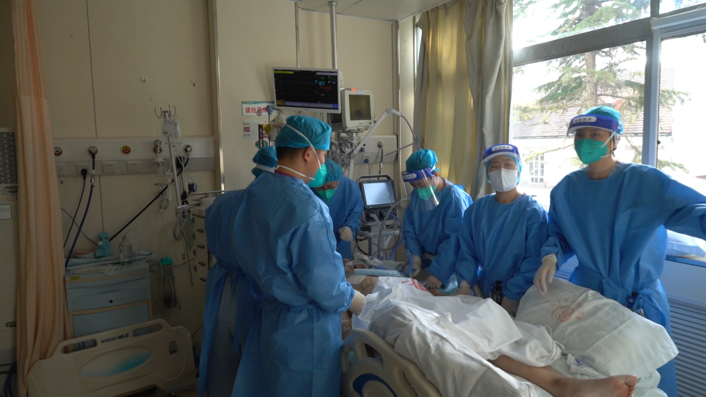 医护人员在对老人进行“俯卧位通气”后,老人血氧得到明显改善。