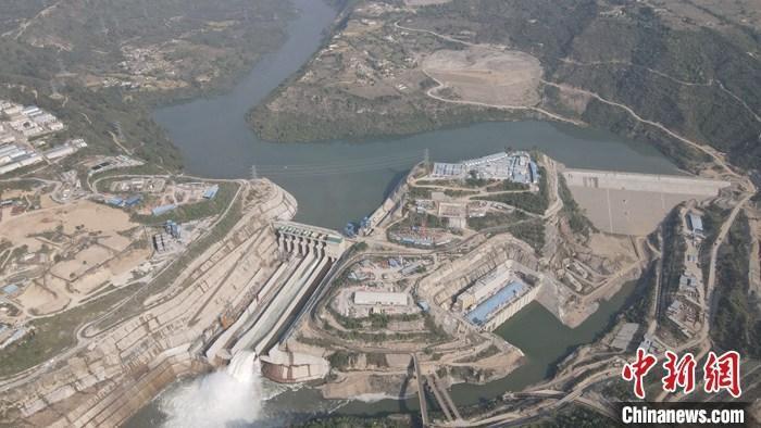 卡洛特水电站位于巴基斯坦旁遮普省杰赫勒姆河上，是中巴经济走廊能源合作优先实施项目，也是共建“一带一路”倡议下的首个大型水电投资项目。图片来源：中国三峡集团