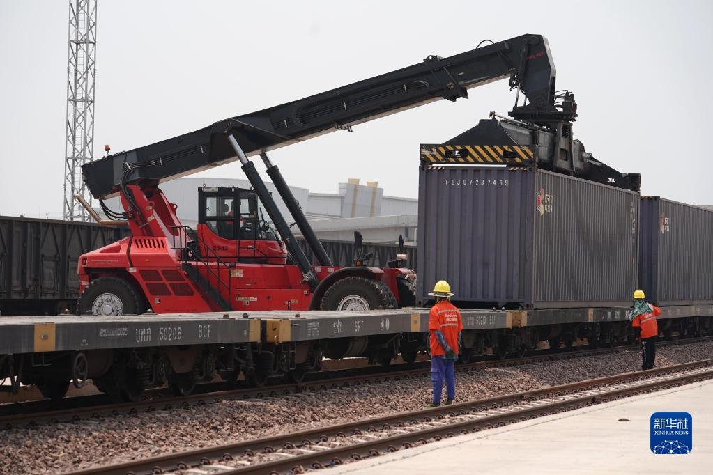 万象南站是中老铁路老挝段主要货运站,靠近老挝与泰国边境.