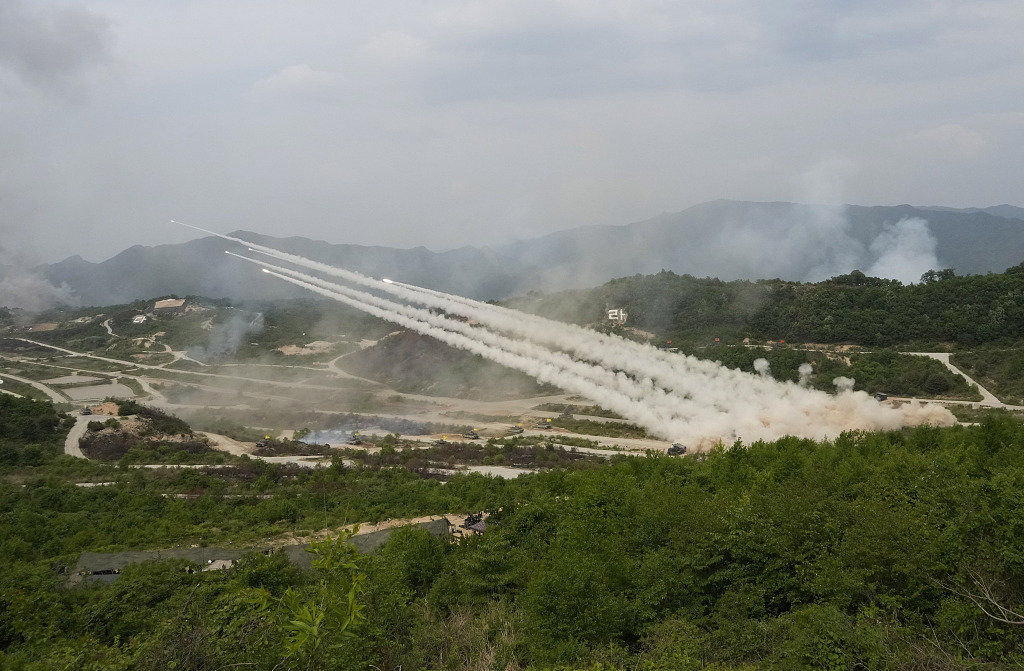 当地时间2023年5月25日,韩美联合军演在城镇消防训练场举行,韩国军队的多管火箭发射系统在演习中发射火箭。(视觉中国)