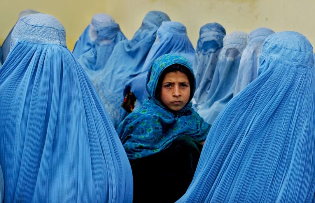 2022年5月，塔利班要求妇女在公共场所穿着罩袍。图/视觉中国