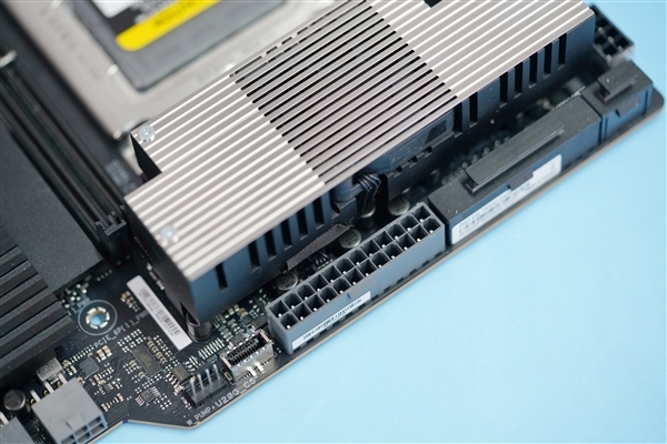 36相极致供电!华硕Pro WS TRX50-SAGE WIFI主板图赏