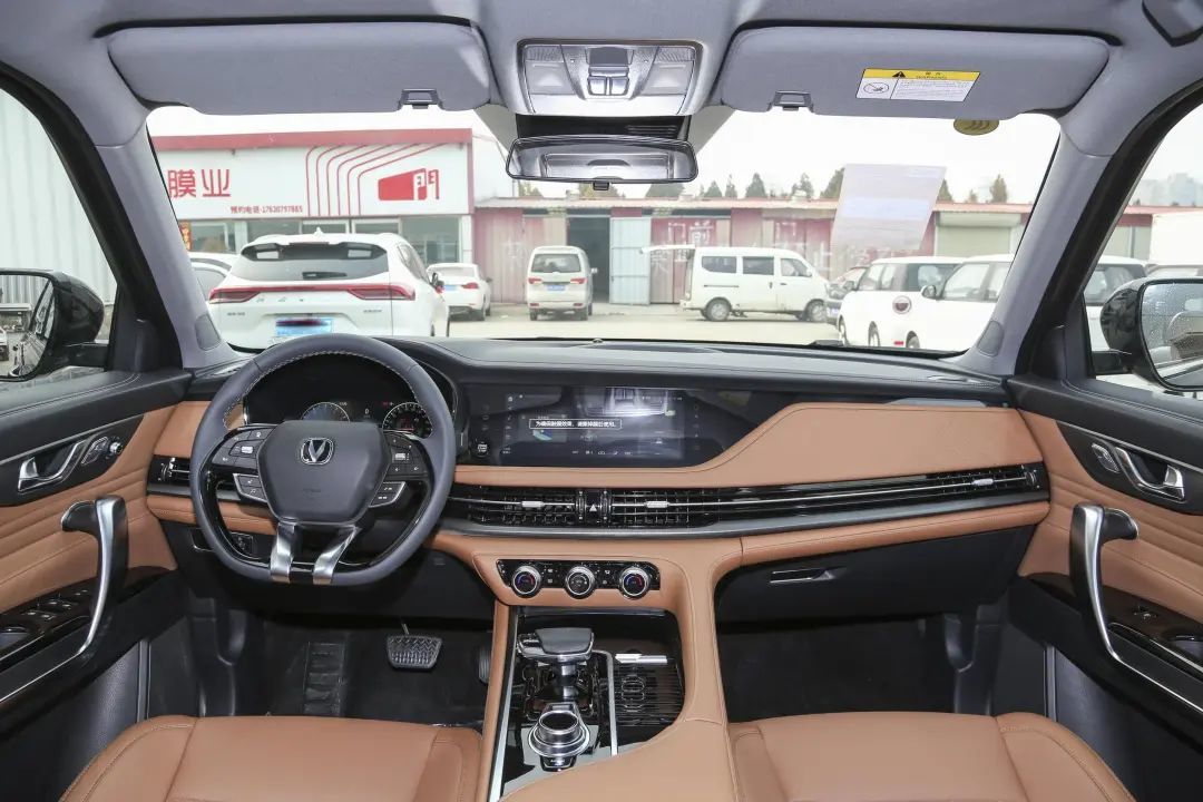 接着来看长安cs95的内饰部分,可以看出整个车内采用了许多的软性材质