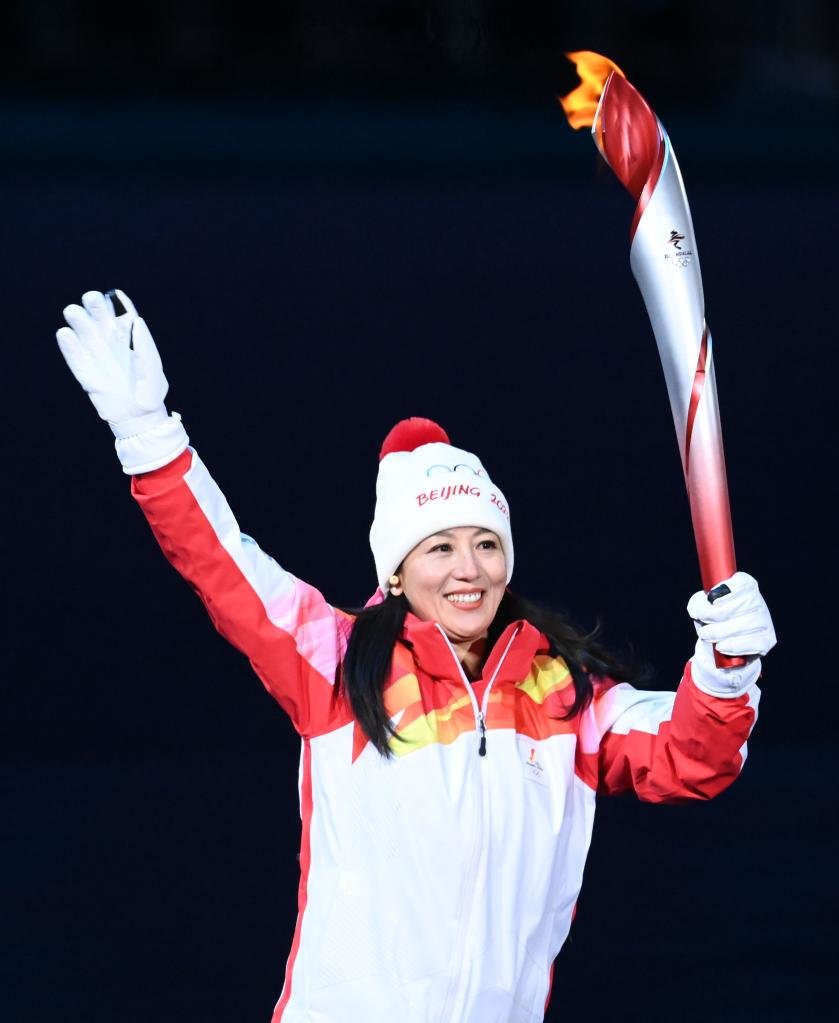 2022年2月4日，第二十四届冬季奥林匹克运动会开幕式在北京国家体育场举行。这是火炬手杨扬在开幕式上传递火炬。新华社记者李尕摄