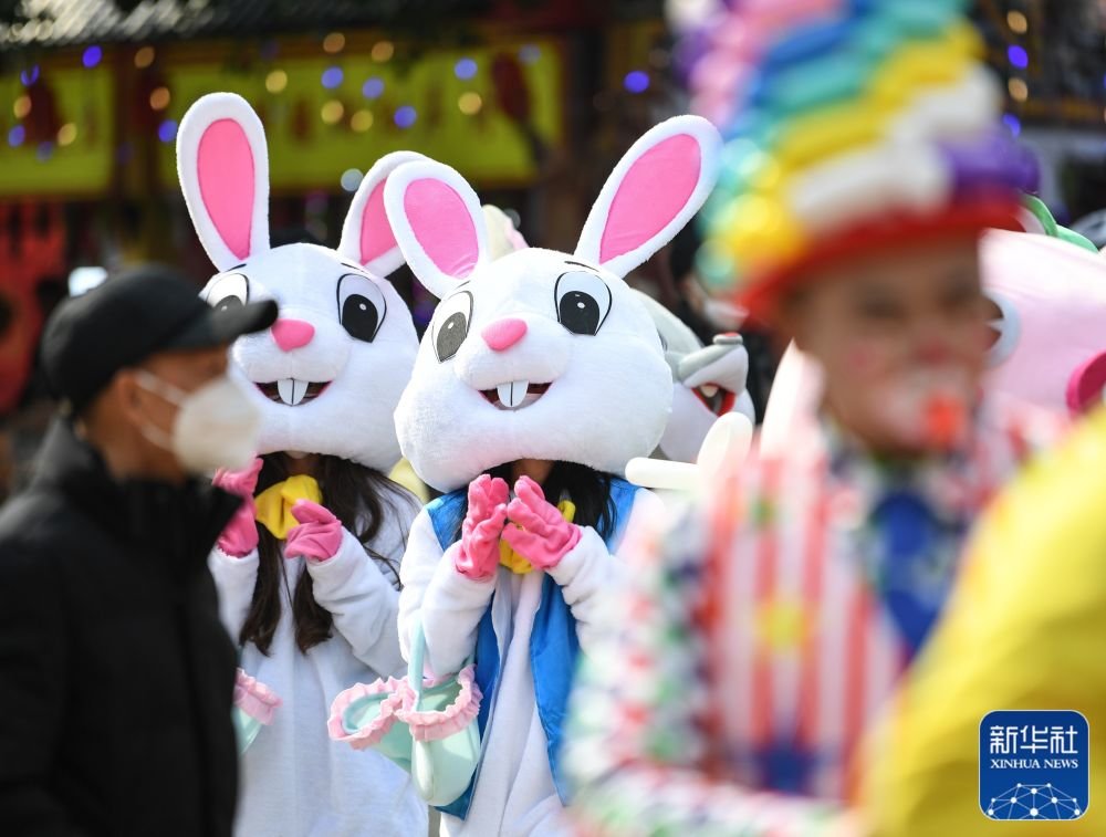 1月23日,在2023成都金沙太阳节活动现场,装扮成兔子造型的人偶和游客
