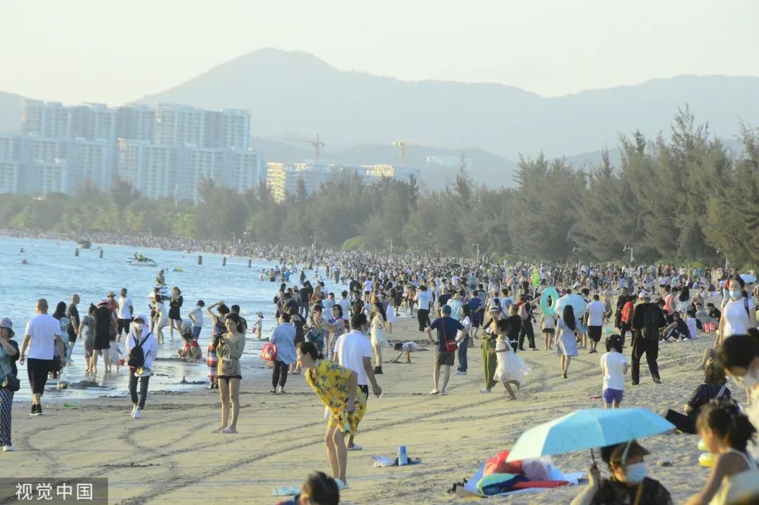 三亚、云南等国内热门景点,春节期间游客量暴增。/视觉中国