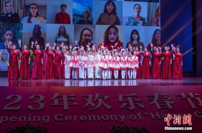 1月14日，2023年“欢乐春节”全球活动启动仪式在河南郑州举行。图为合唱《让世界充满爱》表演现场。程航摄
