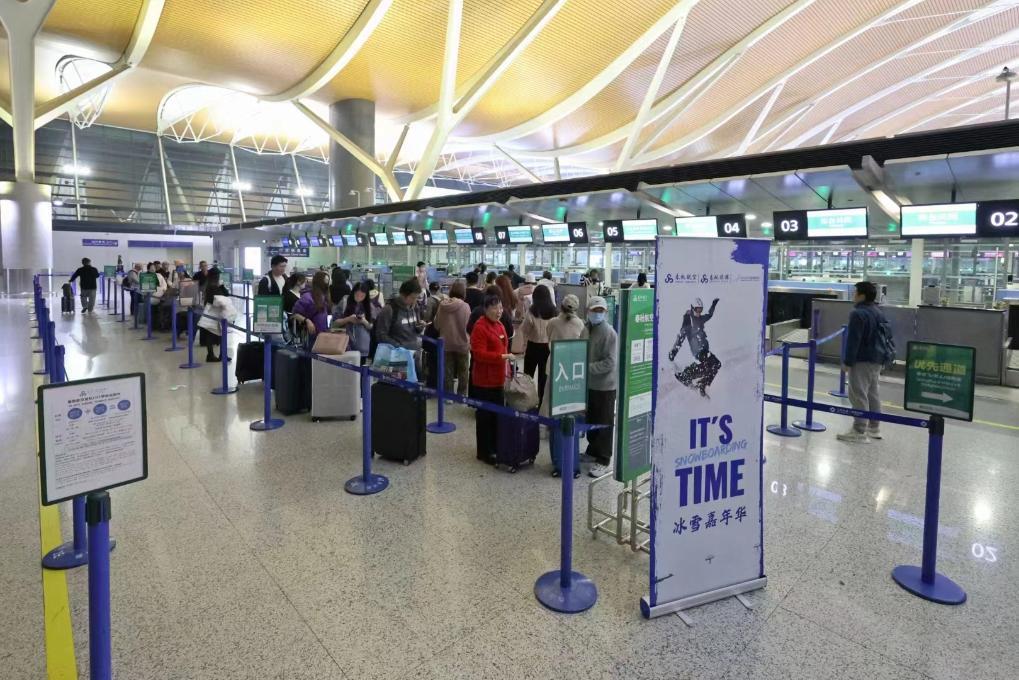 11月23日，一批游客从上海出发前往长白山参加“冰雪嘉年华”。新华社记者陈爱平 摄