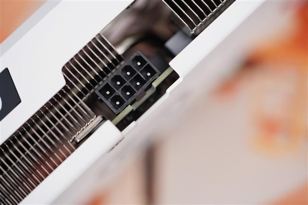 年轻人的第一只“大橘”!COLORFIRE RTX 4060 Ti橘影橙图赏