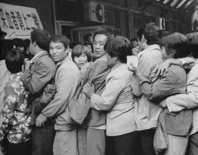 等待排队献血的河南农民
