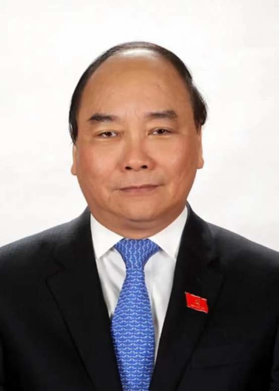 他面貌圆润,面相敦厚,却少有人能够看透他.
