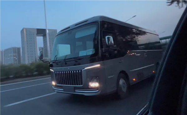 丰田考斯特绝佳替代!红旗国悦实车内部首曝:自带一张大桌子