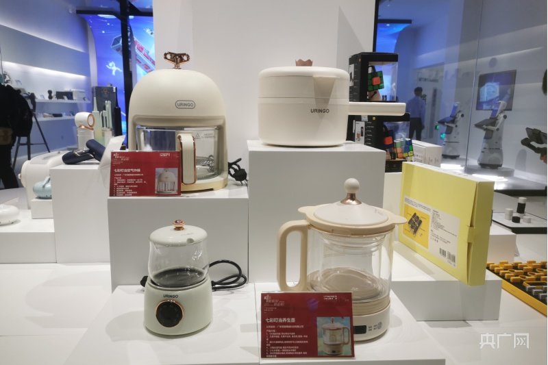 广东工业设计城内各种工业设计产品琳琅满目（央广网记者 夏燕 摄）