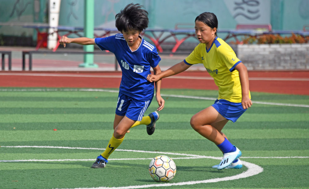 在浙江省台州市仙居县田市镇中心小学，学生们在运动场进行足球训练。